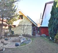 LIMBACH, 176 m2 –  kompletne zrekonštruovaný 5-i rodinný dom - Záhrada rodinného domu s dekoratívnymi prvkami, zeleňou a kameňmi na ulici Limbach.