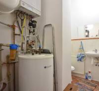 LIMBACH, 176 m2 –  kompletne zrekonštruovaný 5-i rodinný dom - Kúpeľňa s plynovým kotlom, potrubím a umývadlom v rodinnom dome na ulici Limbach.