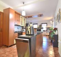 LIMBACH, 176 m2 –  kompletne zrekonštruovaný 5-i rodinný dom - Kuchyňa v rodinnom dome na ulici Limbach s drevenými skrinkami a spotrebičmi.