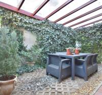 LIMBACH, 176 m2 –  kompletne zrekonštruovaný 5-i rodinný dom - Záhrada na ulici Limbach, rodinný dom s plastovými stoličkami a popínavými rastlinami.