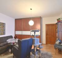 LIMBACH, 176 m2 –  kompletne zrekonštruovaný 5-i rodinný dom - Obývačka s pohovkou, skrinkou a poličkou, svetlo na ulici Limbach, rodinný dom.