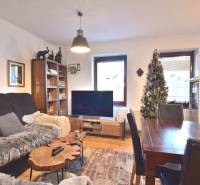 LIMBACH, 176 m2 –  kompletne zrekonštruovaný 5-i rodinný dom - Obývačka s pohodlným gaučom, dreveným stolom, televízorom, knižnicou v rodinnom dome.