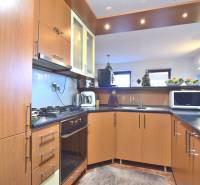 LIMBACH, 176 m2 – kompletne zrekonštruovaný 5-i rodinný dom - Kuchyňa s dreveným nábytkom, spotrebičmi na Limbach v rodinnom dome.