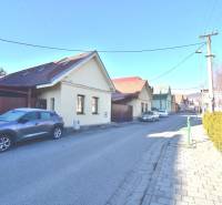 LIMBACH, 176 m2 –  kompletne zrekonštruovaný 5-i rodinný dom - Ulica Limbach, rodinný dom, autá, chodník, slnečný deň, pokojné okolie, príroda, bývanie.