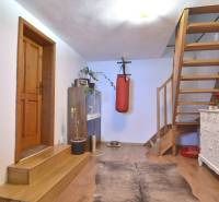 LIMBACH, 176 m2 –  kompletne zrekonštruovaný 5-i rodinný dom - Schodisko pri dverách, boxovací vak, podlaha zo dreva, na ulici Limbach, rodinný dom.