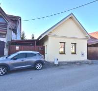 LIMBACH, 176 m2 –  kompletne zrekonštruovaný 5-i rodinný dom - Rodinný dom a zaparkované auto na ulici Limbach, pokojná mestská lokalita.