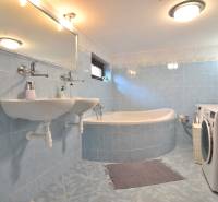 LIMBACH, 176 m2 –  kompletne zrekonštruovaný 5-i rodinný dom - Kúpeľňa s vaňou a dvojitým umývadlom, práčka na ulici Limbach, rodinný dom.