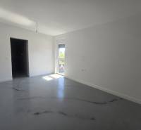 VRSI/ZUKVE - vila s bazénom - Priestranná izba vo Vile s bielymi stenami a podlahou s dreveným dekorom.