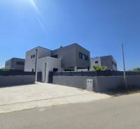 VRSI/ZUKVE - vila s bazénom - Vila na ulici Zukve vo Vrsi s veľkou príjazdovou cestou a jednoduchou fasádou.