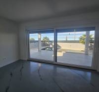 VRSI/ZUKVE - vila s bazénom - Interiér Vily s veľkým presklením a výhľadom na exteriér s bazénom.