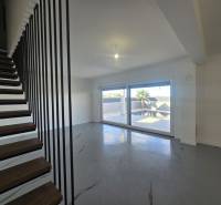 VRSI/ZUKVE - vila s bazénom - Obývacia izba vo Vile s modernými schodmi a veľkými oknami.