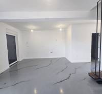 VRSI/ZUKVE - vila s bazénom - Priestranná miestnosť vo Vile s bielymi stenami a šedou podlahou s dekorom.