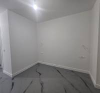 VRSI/ZUKVE - vila s bazénom - Prázdna izba v Vile s bielymi stenami a podlahou s mramorovým dekorom.