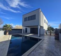 VRSI/ZUKVE - vila s bazénom - Vila v Zukve, Vrsi s bazénom a palmou na dvore.