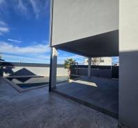 VRSI/ZUKVE - vila s bazénom - Vila na ulici Zukve, Vrsi, s terasou a bazénom obklopená palmami.