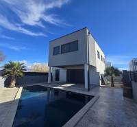 VRSI/ZUKVE - vila s bazénom - Vila v ulici Zukve vo Vrsi, s bazénom a modernými architektonickými líniami.