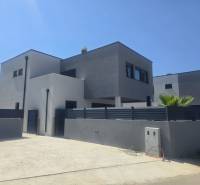 VRSI/ZUKVE - vila s bazénom - Vila v ulici Zukve vo Vrsi s modernou architektúrou a palmou na dvore.