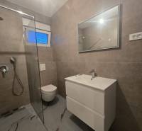 VRSI/ZUKVE - vila s bazénom - Kúpeľňa vo Vile s toaletou, sprchovým kútom a umývadlom, dlažba s kamenným vzorom.