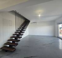 VRSI/ZUKVE - vila s bazénom - Interiér Vily s kovovým schodiskom a podlahou s dreveným dekorom, veľké okno na terasu.