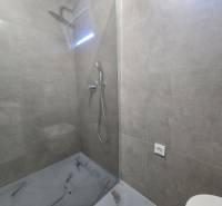 VRSI/ZUKVE - vila s bazénom - Sprchový kút s priesvitnou zástenou a šedými obkladačkami vo Vile.