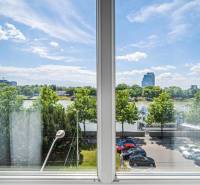 Nádherný, staromestský, 1-izb. byt v centre s výhľadom na Dunaj - Výhľad z okna v 1-izbovom byte na Rázusovom nábreží v Bratislave - Staré Mesto.