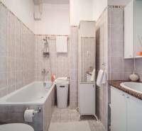 Nádherný, staromestský, 1-izb. byt v centre s výhľadom na Dunaj - Kúpeľňa v 1-izbovom byte s vaňou, umývadlom a keramickými obkladmi v neutrálnych odtieňoch.