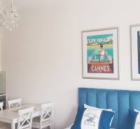 Nádherný, staromestský, 1-izb. byt v centre s výhľadom na Dunaj - Interiér 1-izbového bytu s kuchyňou, lustrom a obrazmi nad modrou posteľou.