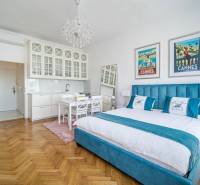 Nádherný, staromestský, 1-izb. byt v centre s výhľadom na Dunaj - 1-izbový byt s podlahou s dreveným dekorom, posteľou a bielymi kuchynskými skrinkami.