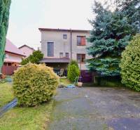 RD v jednej z najžiadanejších lokalít Michaloviec – pod Hrádkom - Záhrada rodinného domu na Kalinčiakovej ulici v Michalovciach s upravenou zeleňou a terasou.