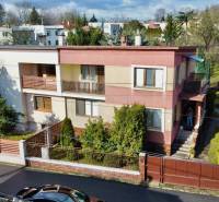 RD v jednej z najžiadanejších lokalít Michaloviec – pod Hrádkom - Rodinný dom na Kalinčiakovej ulici v Michalovciach, s upravenou predzáhradkou a dreveným plotom.