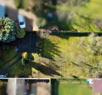 RD v jednej z najžiadanejších lokalít Michaloviec – pod Hrádkom - Rodinný dom na ulici Kalinčiaka v Michalovciach s rozsiahlym trávnikom a stromami.