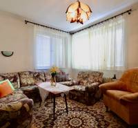 RD v jednej z najžiadanejších lokalít Michaloviec – pod Hrádkom - Obývacia izba v rodinnom dome s pohodlným čalúneným nábytkom a ozdobným kobercom.