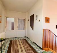 RD v jednej z najžiadanejších lokalít Michaloviec – pod Hrádkom - Rodinný dom so vzorovanou dlažbou, drevenými schodmi a jednoduchou dekoráciou stien.