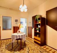 RD v jednej z najžiadanejších lokalít Michaloviec – pod Hrádkom - Interiér rodinného domu s kobercovou podlahou, v pozadí skrinka a osvetlenie.