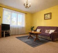 REZERVONY - 2 izbový tehlový byt na Novej Dubnici, 60  - Obývacia izba v 2-izbovom byte, so žltými stenami, kobercom a nábytkom.