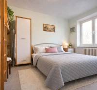 REZERVONY - 2 izbový tehlový byt na Novej Dubnici, 60  - Spálňa v 2-izbovom byte s veľkou posteľou, dekoráciami a naturalistickým osvetlením.