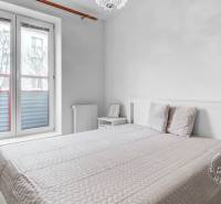 Slnečný 2i byt, pivnica, internet v cene, Nivy, Niťová ul. - Svetlá spálňa s posteľou, nočným stolíkom a veľkým oknom v 2-izbovom byte.