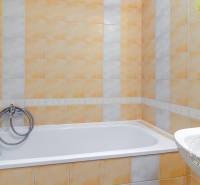 Slnečný 2i byt, pivnica, internet v cene, Nivy, Niťová ul. - Kúpeľňa s vaňou a bielym umývadlom v 2-izbovom byte. Steny sú obložené dlaždicami.