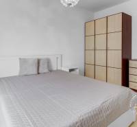 Slnečný 2i byt, pivnica, internet v cene, Nivy, Niťová ul. - Spálňa s posteľou, nočnými stolíkmi, skriňou a komodou v 2-izbovom byte.