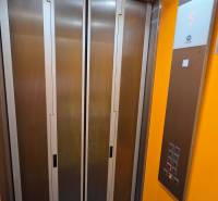 3 IZBOVÝ BYT, HUMENSKÁ, KOŠICE-ZÁPAD - Výťah v budove, s tlačidlami a displejom ukazujúcim piate poschodie.