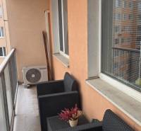 3 IZBOVÝ BYT, HUMENSKÁ, KOŠICE-ZÁPAD - Balkón s ratanovým nábytkom pri byte na Humenskej ulici, Košice - mestská časť Západ.