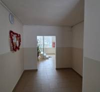 3 IZBOVÝ BYT, HUMENSKÁ, KOŠICE-ZÁPAD - Chodba s bielymi stenami a svetlou dlažbou v 3-izbovom byte.