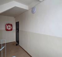 3 IZBOVÝ BYT, HUMENSKÁ, KOŠICE-ZÁPAD - Chodba k 3-izbovému bytu s požiarnym hydrantom a svetlom.