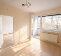 Rezervovaný/ Na predaj 2-izb. byt s loggiou, Senica, Paláriková ul. - Svetlá izba s podlahou s dreveným dekorom prepojená s balkónom v 2-izbovom byte.