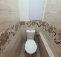 Rezervovaný/ Na predaj 2-izb. byt s loggiou, Senica, Paláriková ul. - Kúpeľňa s kvetinovým obkladom v 2-izbovom byte.