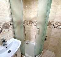 Rezervovaný/ Na predaj 2-izb. byt s loggiou, Senica, Paláriková ul. - Kúpeľňa v 2-izbovom byte s kachličkovaným obkladom a sprchovým kútom.