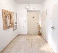 Rezervovaný/ Na predaj 2-izb. byt s loggiou, Senica, Paláriková ul. - Vstupná chodba v 2-izbovom byte s vešiakom a zrkadlom na svetlých stenách.