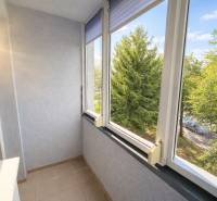 Rezervovaný/ Na predaj 2-izb. byt s loggiou, Senica, Paláriková ul. - Uzavretá lodžia v 2-izbovom byte s výhľadom na zeleň na ulici Palárikova, Senica.