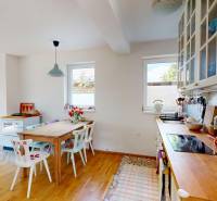 3D, Predaj novostavba, celoročne obývateľná chata, Stupava, Ovocinár - Svetlá kuchyňa v chate s dreveným nábytkom, modernou výbavou a prístupom na terasu.