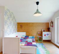 3D, Predaj novostavba, celoročne obývateľná chata, Stupava, Ovocinár - Izba v chate s kvetinovými motívmi, posteľou a veľkým oknom pre príjemné osvetlenie.